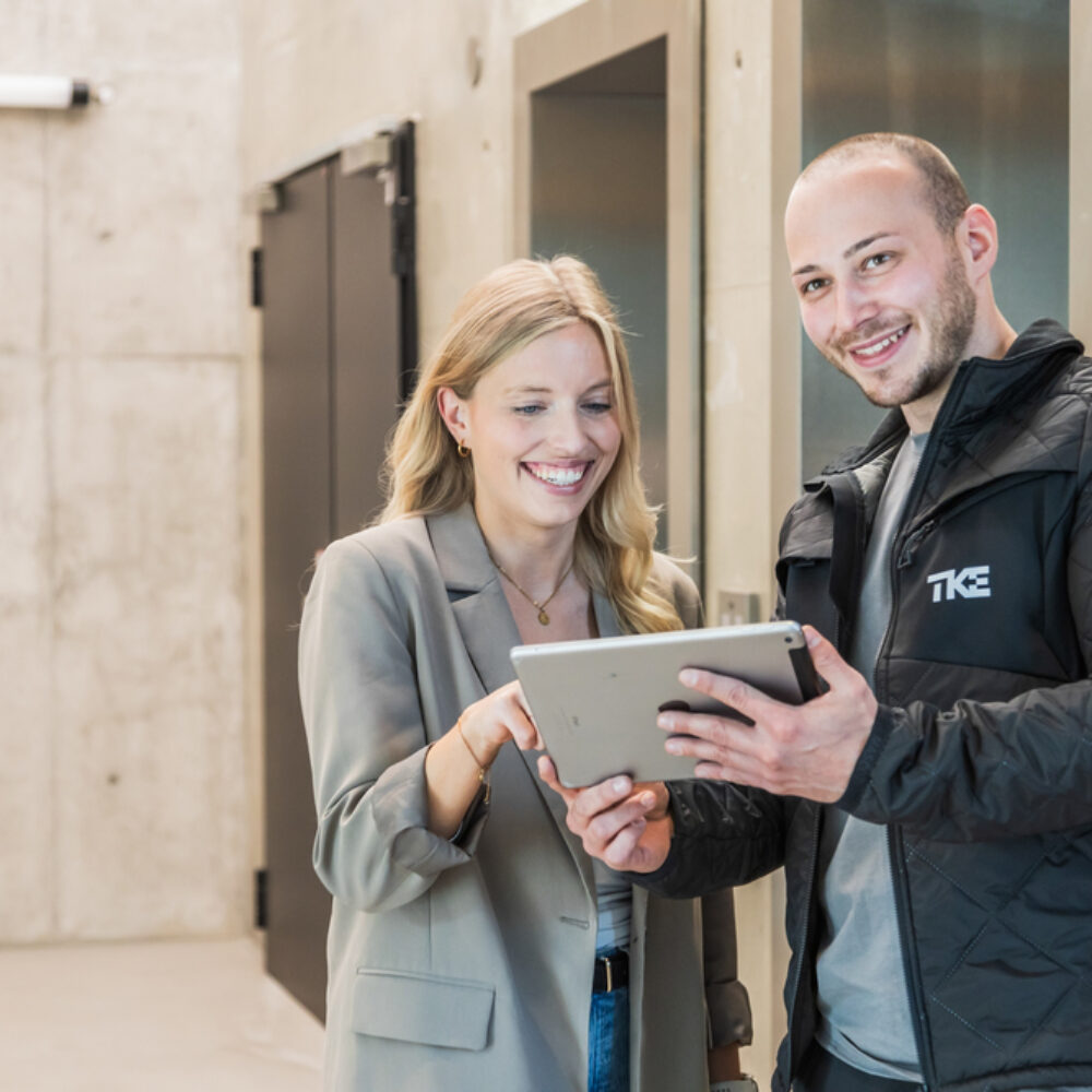 The Wolkenbügel, an office tower with striking architecture, hovers impressively over the water of Düsseldorf's Media Harbour. With its unique construction on only four main pillars and a height of up to 23 metres, the waterfront building is one of the city's landmarks and impresses with its exclusive location at the head of the harbour.